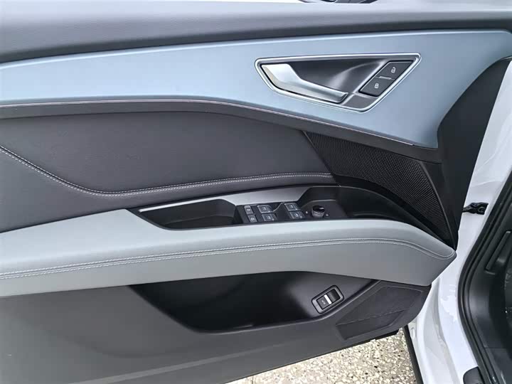 Photo 4 - Audi Q5 e-tron