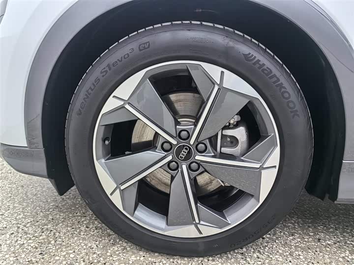 Photo 7 - Audi Q5 e-tron