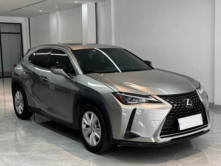 Фото 3 - Lexus UX
