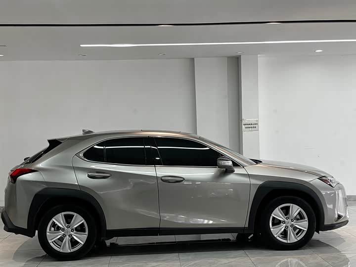 Фото 7 - Lexus UX