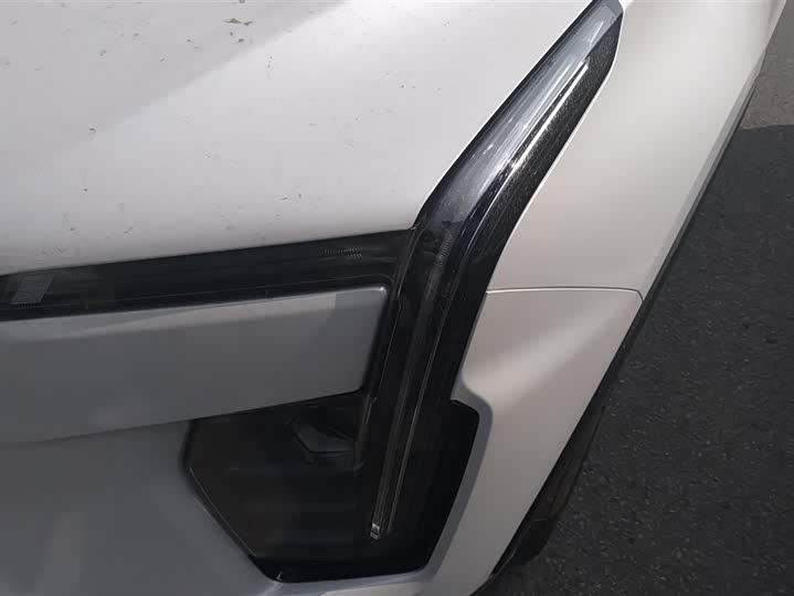 Photo 5 - Cadillac XT4