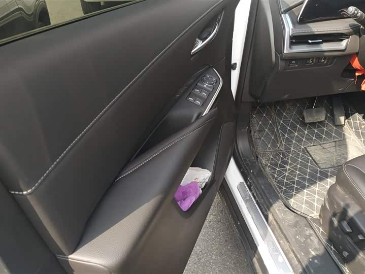 Photo 7 - Cadillac XT4