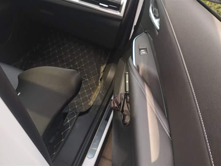 Photo 8 - Cadillac XT4