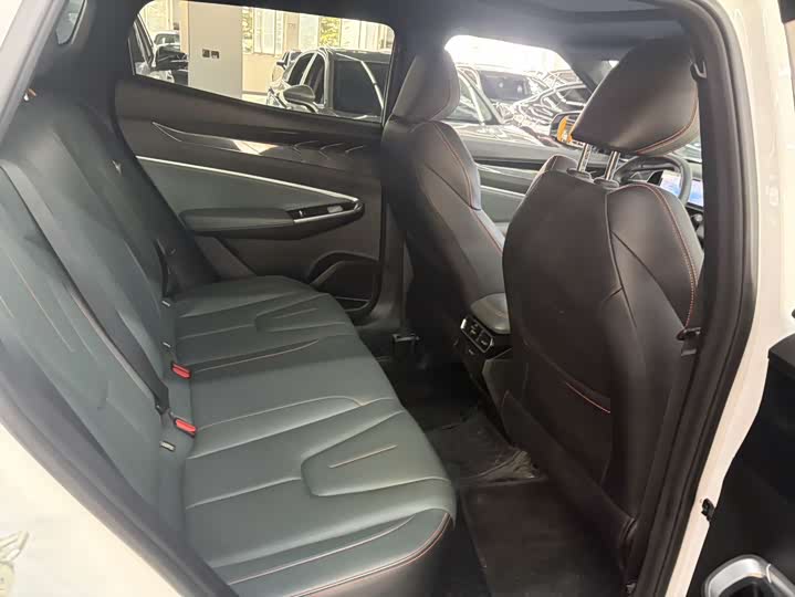 Фото 5 - Geely Atlas