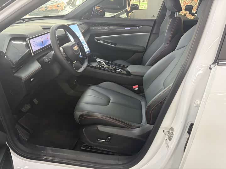 Фото 7 - Geely Atlas