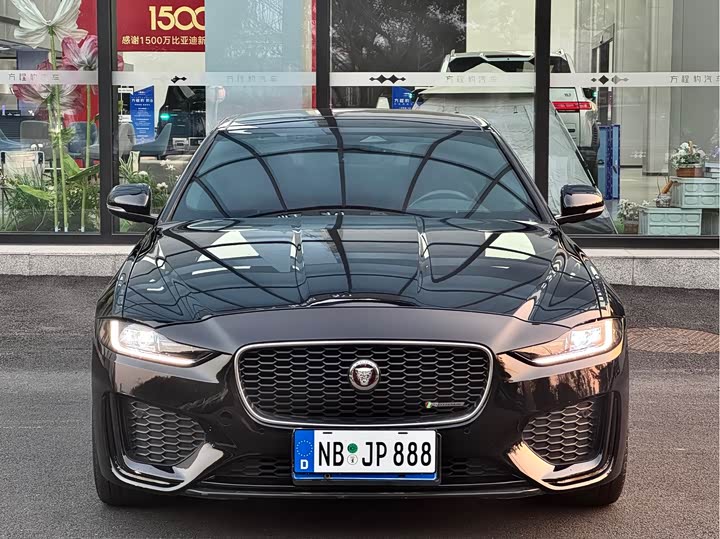Photo 3 - Jaguar XE L