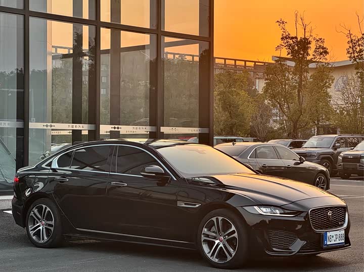 Photo 4 - Jaguar XE L