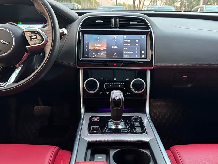 Photo 6 - Jaguar XE L