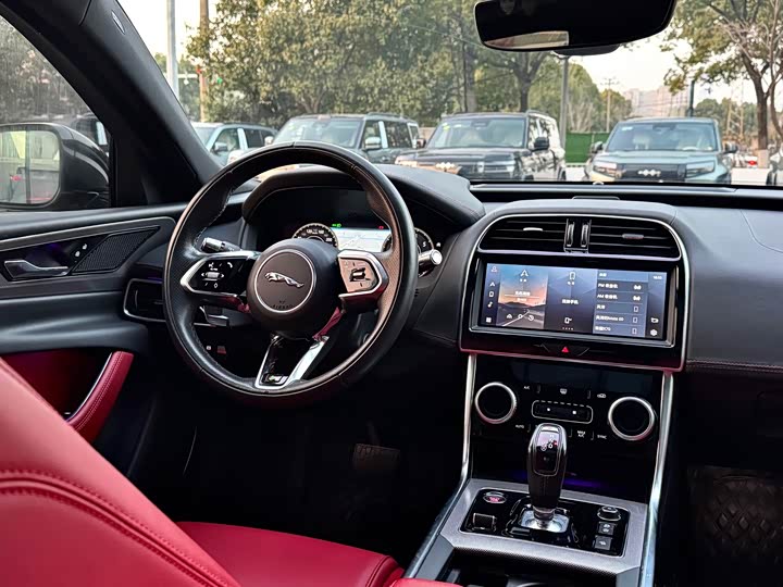 Photo 7 - Jaguar XE L