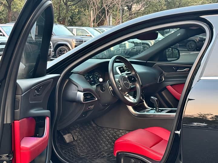 Photo 8 - Jaguar XE L