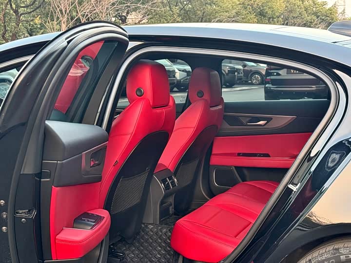 Photo 9 - Jaguar XE L