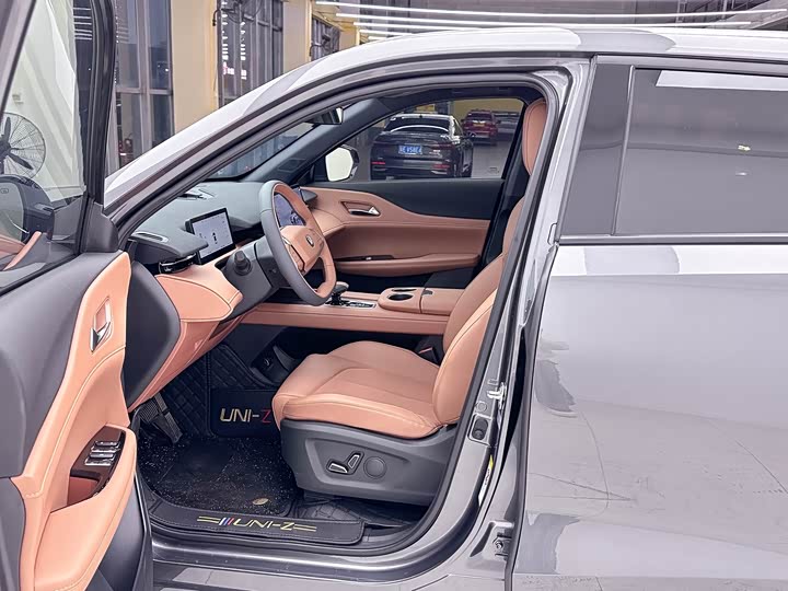 Photo 6 - Changan UNI-Z