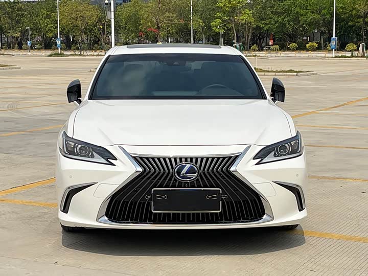 Фото 2 - Lexus ES