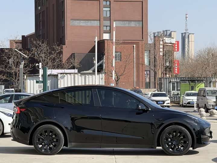 Photo 3 - Tesla Model Y
