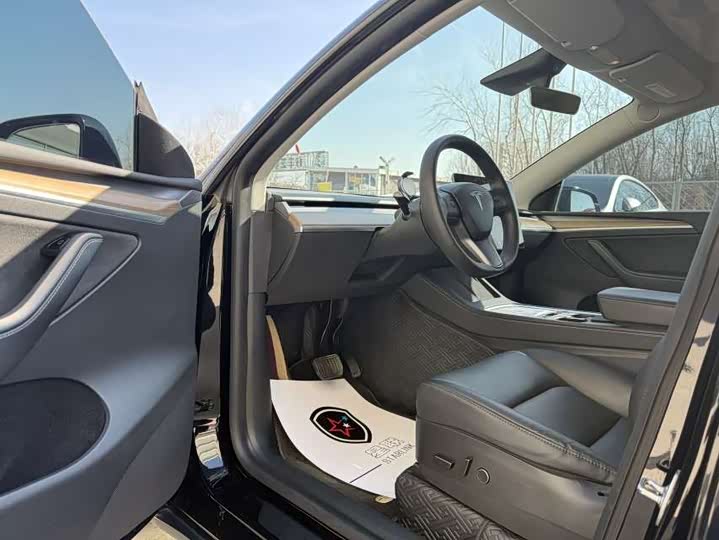 Photo 9 - Tesla Model Y