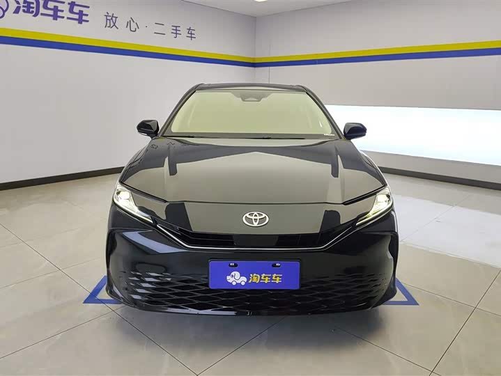 Фото 2 - Toyota Camry