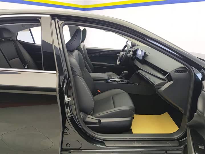 Фото 8 - Toyota Camry