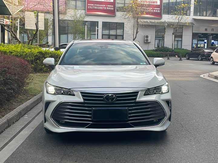 Photo 2 - Toyota Avalon