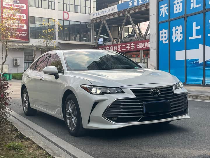 Photo 3 - Toyota Avalon