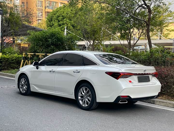 Photo 5 - Toyota Avalon