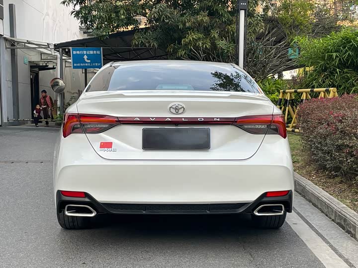 Photo 6 - Toyota Avalon