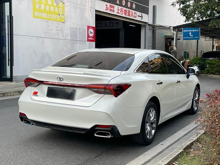 Photo 7 - Toyota Avalon