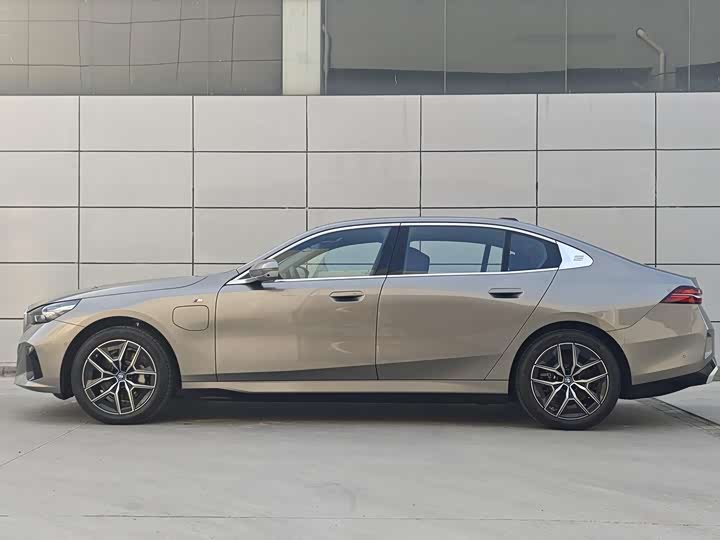Фото 4 - BMW i5
