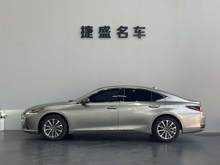 Фото 3 - Lexus ES