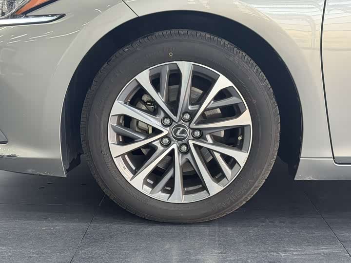 Фото 4 - Lexus ES