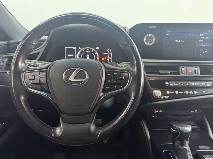 Фото 7 - Lexus ES