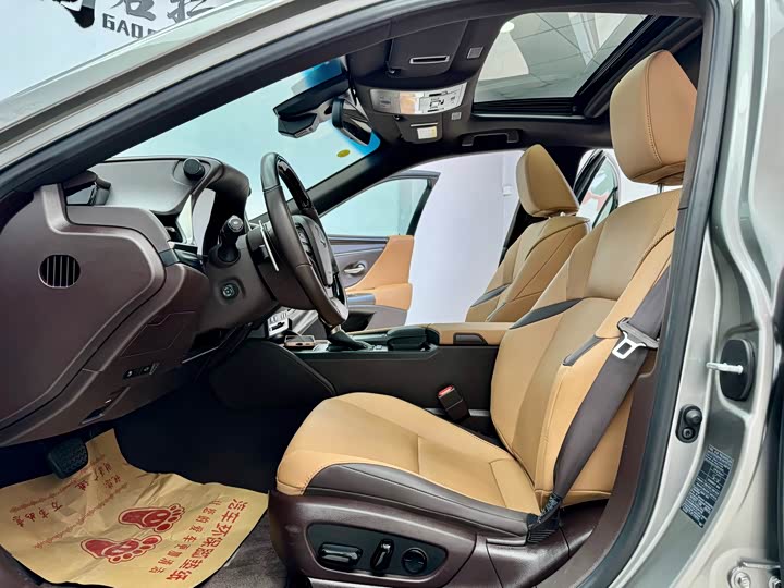 Фото 6 - Lexus ES