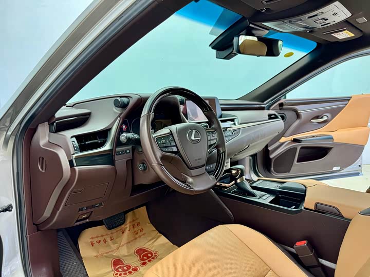 Фото 7 - Lexus ES