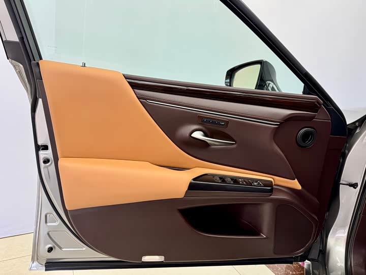 Фото 8 - Lexus ES