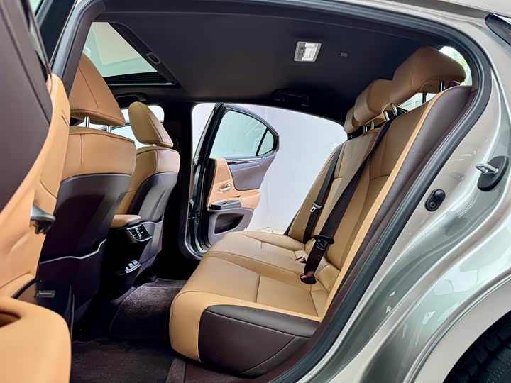 Фото 9 - Lexus ES