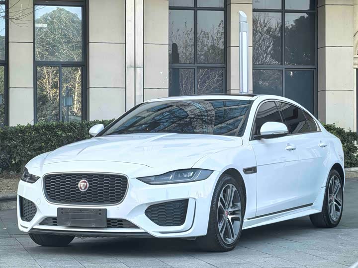 Фото 1 - Jaguar XE L
