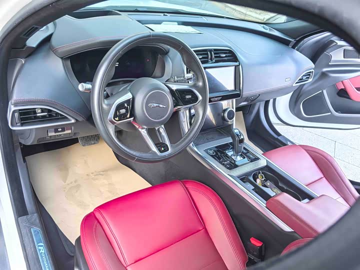 Фото 4 - Jaguar XE L