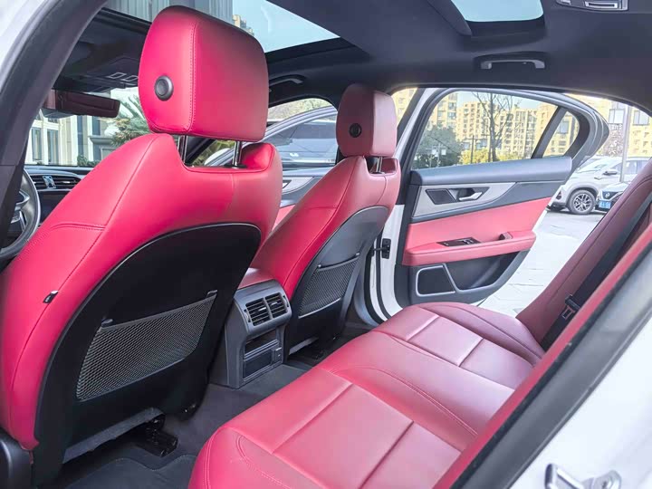 Фото 7 - Jaguar XE L