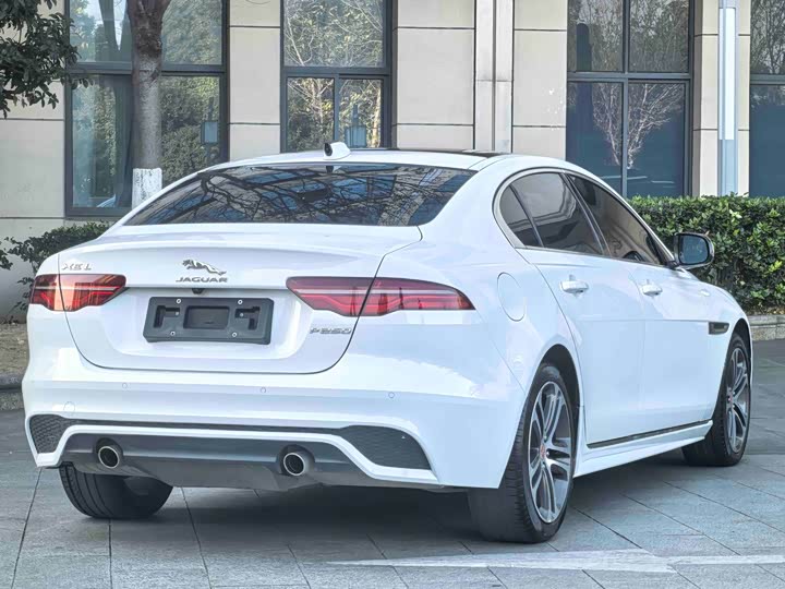 Фото 8 - Jaguar XE L