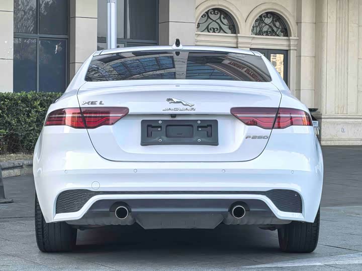 Фото 9 - Jaguar XE L