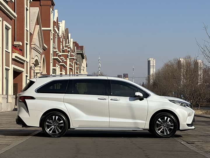 Фото 4 - Toyota Granvia