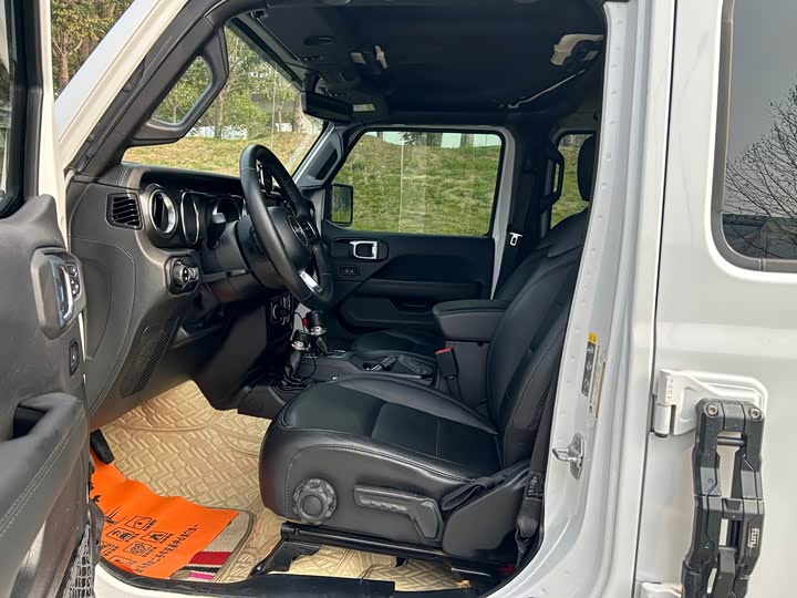 Фото 4 - Jeep Wrangler