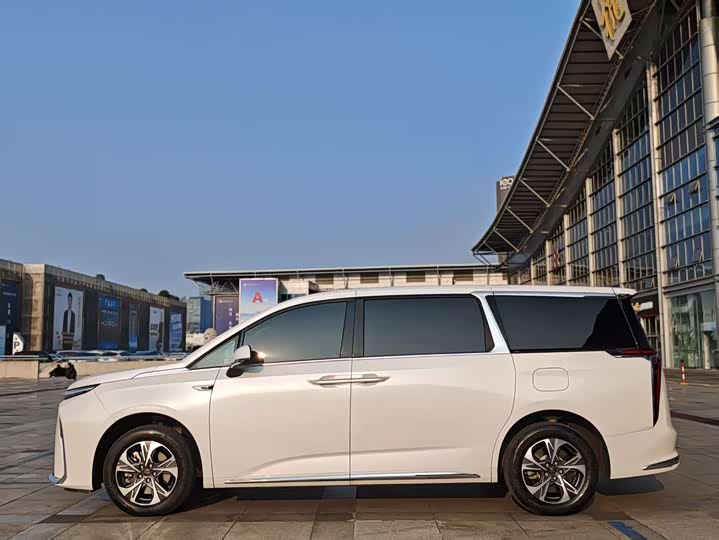 Photo 2 - Maxus Mifa 9