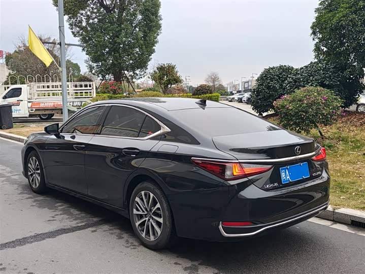 Фото 8 - Lexus ES