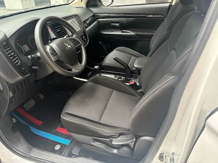 Photo 8 - Mitsubishi Outlander