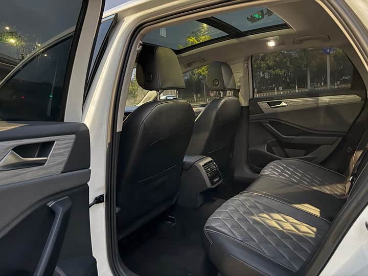 Photo 8 - Volkswagen Sagitar L