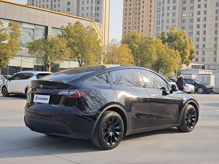 Photo 4 - Tesla Model Y