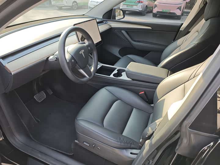 Photo 8 - Tesla Model Y