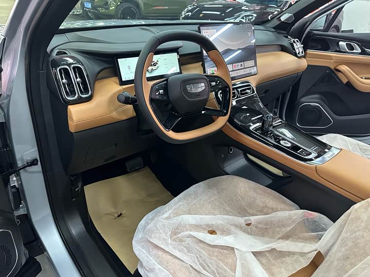 Фото 8 - Geely Atlas L