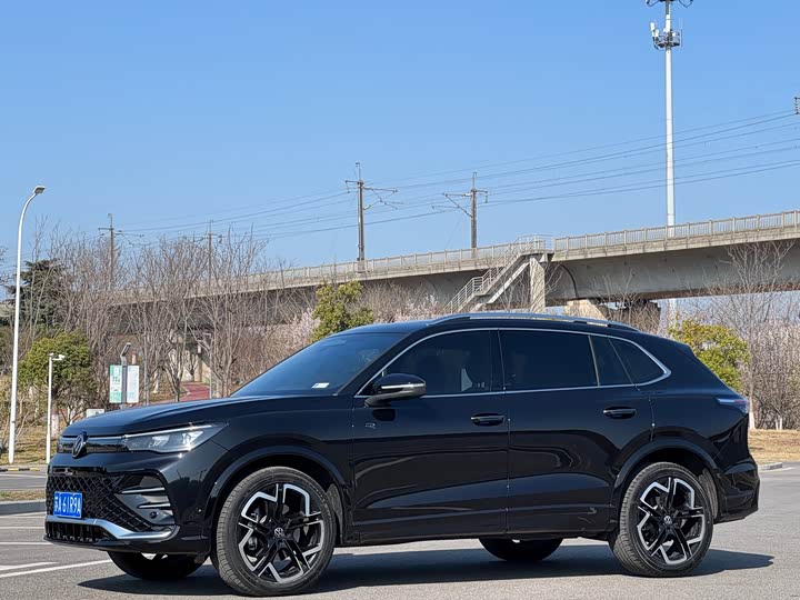 Фото 1 - Volkswagen Tiguan L Pro