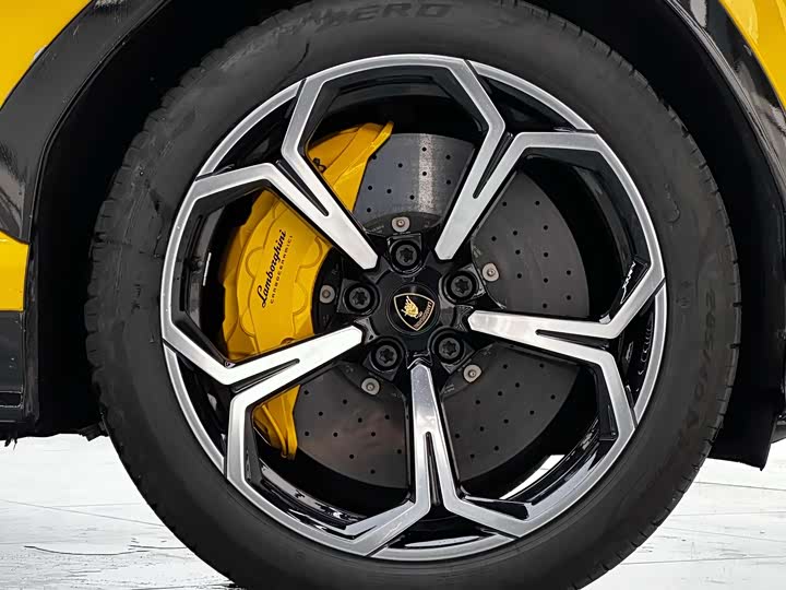 Фото 8 - Lamborghini Urus